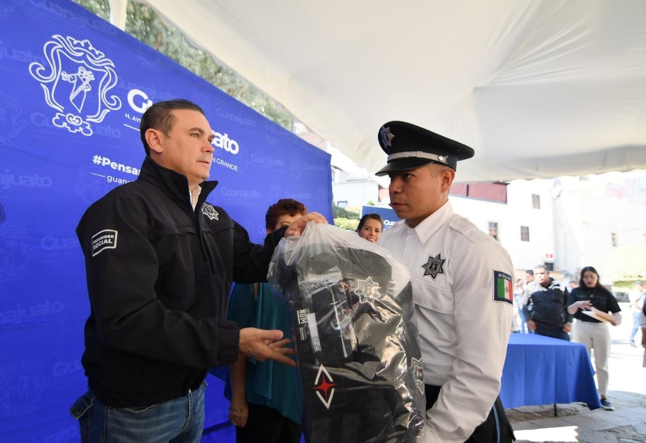 Entrega Navarro Nuevo Paquete De Uniformes A Elementos De La Policía